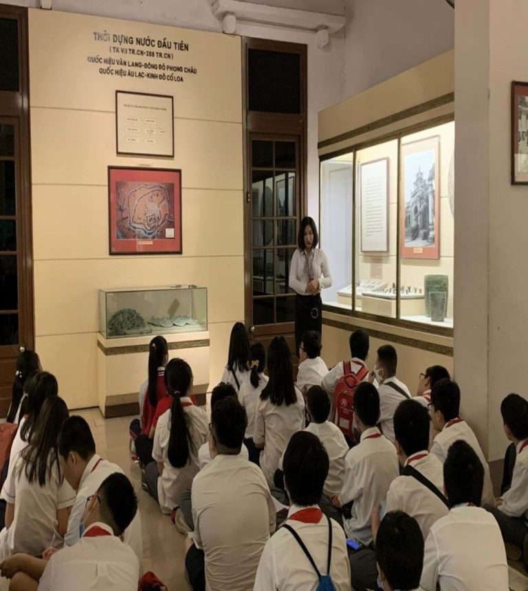 Học Lịch Sử Qua Bài Thuyết Minh ở Bảo Tàng Min