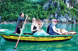 Khách Nước Ngoài Tham Quan Vịnh Hạ Long Min