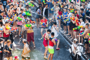 Lễ Hội Té Nước ở Thái Lan Min