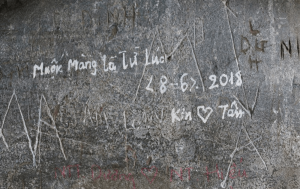 Tình Trạng Viết Vẽ Bậy Lên Di Tích Văn Hoá.(nguồn Báo Dân Trí) Min
