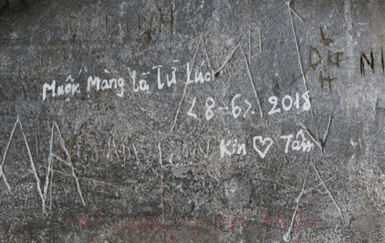 Tình Trạng Viết Vẽ Bậy Lên Di Tích Văn Hoá.(nguồn Báo Dân Trí) Min