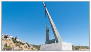 Tượng Pi Ta Go Và Mô Phỏng định Lí Do ông Phát Minh Ra được Dựng Trên đảo Xa Mốt (hy Lạp). Min