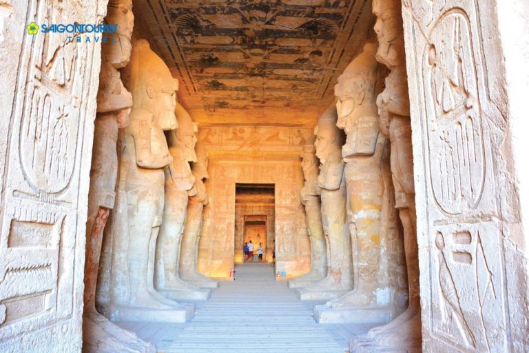 Bên Trong đền Abu Simbell (ai Cập) Với Hành Lang Là Nơi Các Pho Tượng Thần Osiris Khổng Lồ Trấn Giữ Min