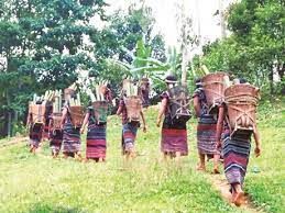 Các Dân Tộc Thiểu Số Thường Vận Chuyển đồ Bằng Gùi. Min