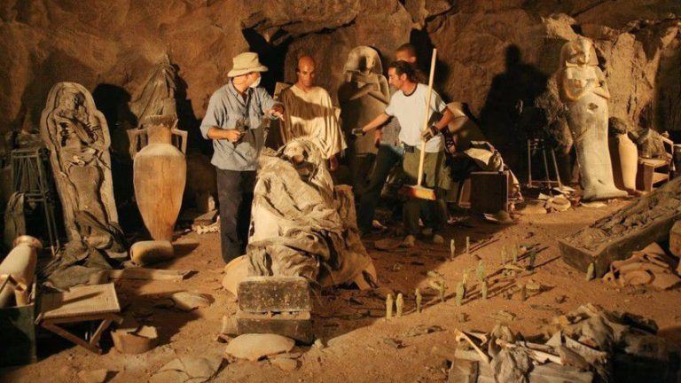 Các Nhà Khoa Học Nghiên Cứu Những Xác ướp được Khai Quật ở Ai Cập Cổ đại. (i) Min