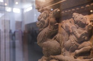 Hình ảnh điêu Khắc Trên Đài Thờ Trà Kiệu. (baodantoc.vn) Min