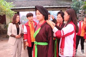 Học Sinh Trường Thcs Ngô Sĩ Liên (tp Bắc Giang) Trải Nghiệm Mặc Trang Phục Quan Họ. Min
