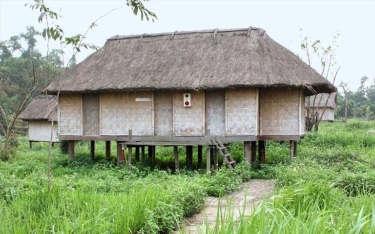 Nhà ở Của đồng Bào Bru Vân Kiều. (baodantoc.vn) Min