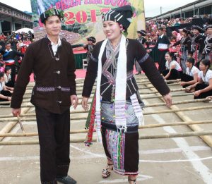 Những Bộ Trang Phục Nổi Bật Của Người Lừ (Ảnh Sưu Tầm) Min