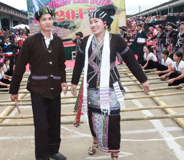 Những Bộ Trang Phục Nổi Bật Của Người Lừ (Ảnh Sưu Tầm) Min