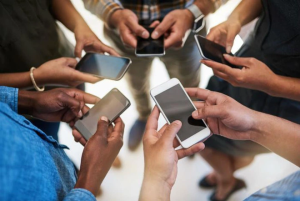 Sự Lệ Thuộc Của Con Người Vào Công Nghệ Ngày Càng Cao. (i)