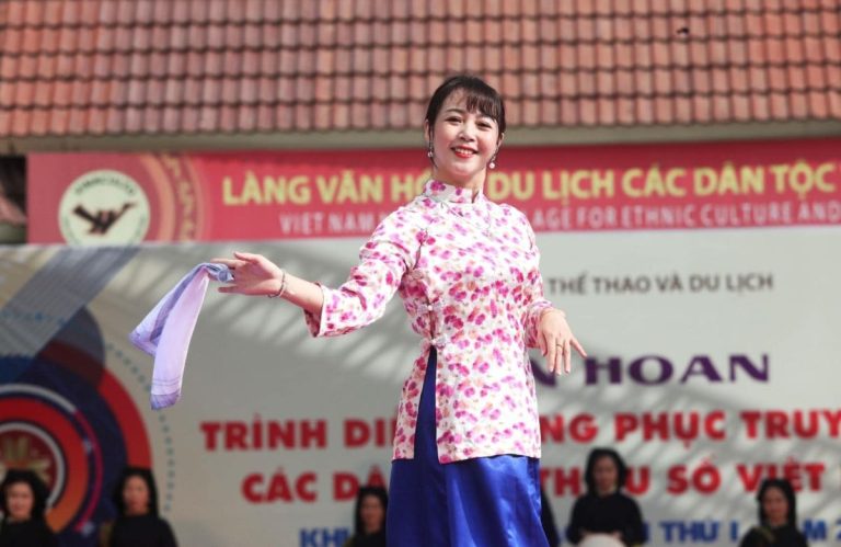Trang Phục Của Dân Tộc Hoa. Min
