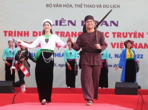 Trang Phục Của Nam Và Nữ Người Mường. Min