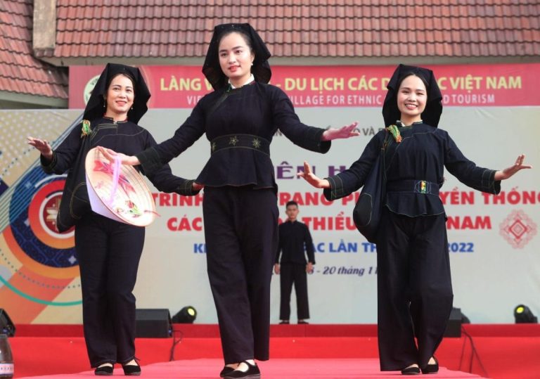 Trang Phục Dân Tộc Tày. Min