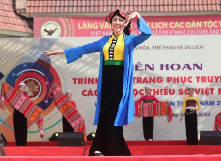 Trang Phục Dân Tộc Thái (hòa Bình). Min