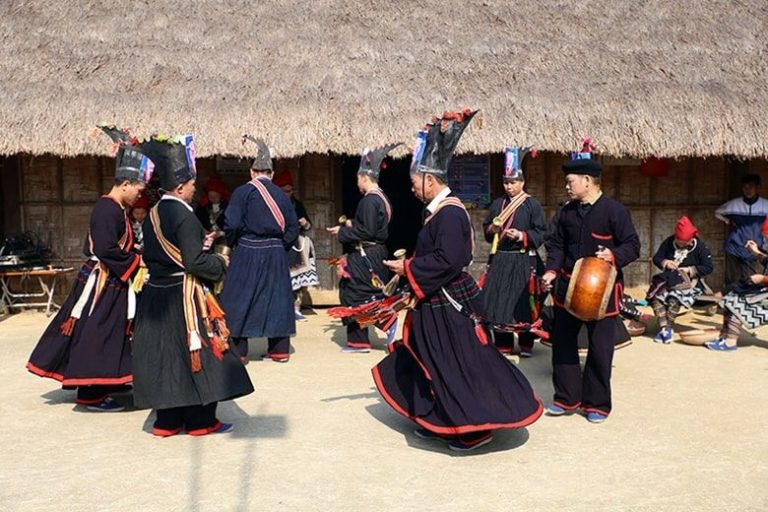 Trang Phục ở Nam Giới Người Dao Tiền Với Gam Màu Chàm Chủ đạo. Min