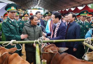 Ủy Viên Bộ Chính Trị, Thường Trực Ban Bí Thư Võ Văn Thưởng Tặng Bò Giống Cho đồng Bào Min